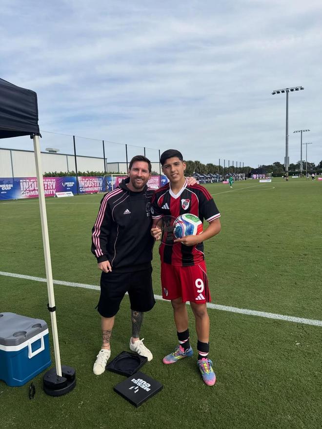 在梅西杯戴帽，河床15岁小将分享与梅西合照：目前为止最佳