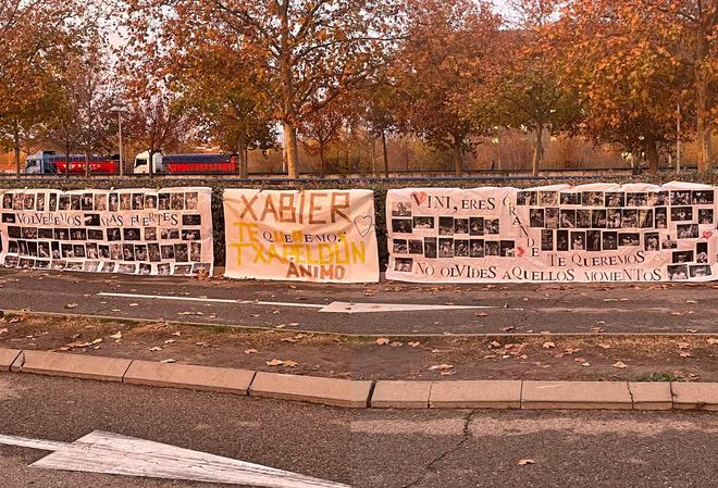 皇马球迷拉横幅支持阿隆索和维尼修斯：我们爱你