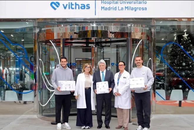 塞雷佐和半数马竞球员分组造访四家医院，为孩子们分发玩具