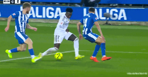 维尼修斯怒斥裁判偏见：“不给点球，就因为我叫维尼修斯！”