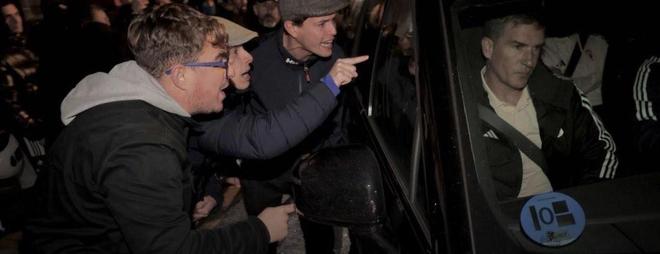 解雇难平众怒！奥维耶多球迷场外追责，200多人围堵卡里翁车子