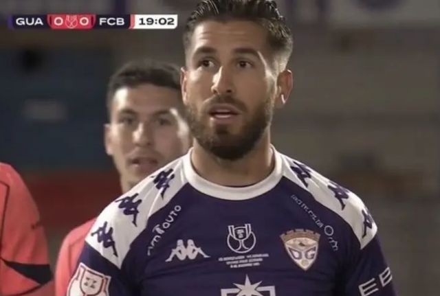 巴萨比赛有趣一幕 35岁老将神似拉莫斯 球迷热议：亲兄弟吧