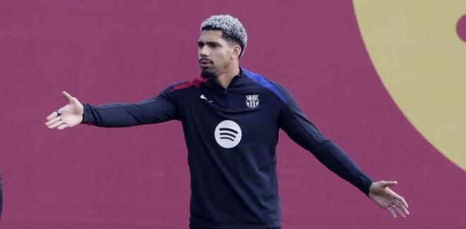 世体：巴萨不急于让阿劳霍复出，球员每日向巴萨汇报康复情况