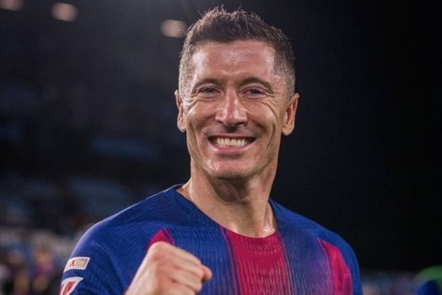 马卡：巴萨目前没有续约莱万的行动，他们对此十分谨慎