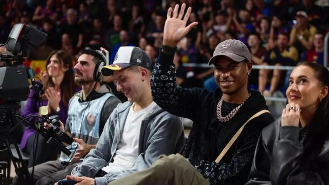 拉什福德和巴尔德吉去看巴萨男篮比赛，女足亚历山德里也到场