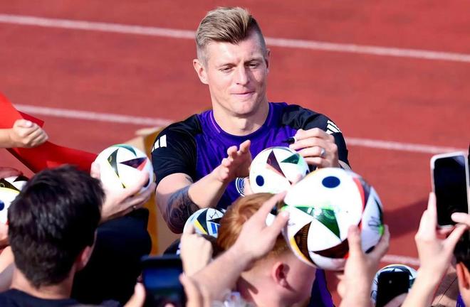 梅球王领衔！皇马巨星评历史最佳阵，C罗在列，中锋毫无悬念