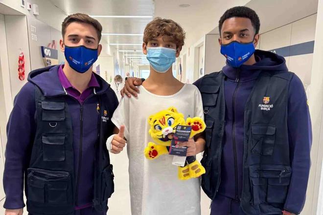 马卡：巴萨球员去几家医院探望小患者，并为他们带去礼物