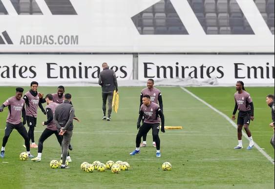 阿斯：巴尔韦德因感冒和脚伤未参加训练，出战塞维利亚存疑