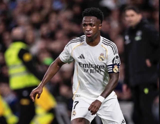 17场0球 观众狂嘘！皇马巨星心态炸了：赛后5分钟耍脾气