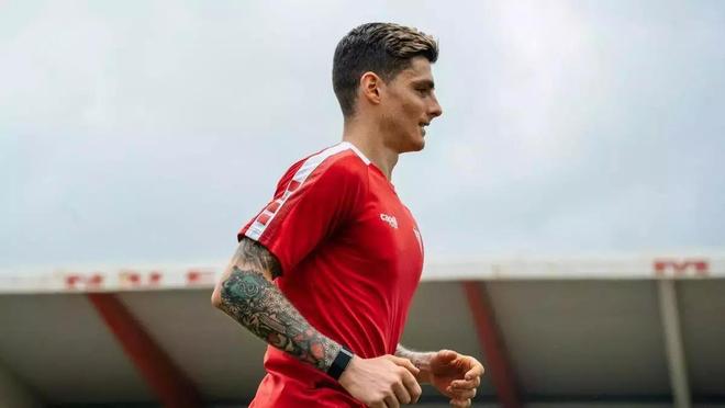 前巴萨青训球员蒙特斯27岁宣布退役：踢球并不快乐，这太苦了