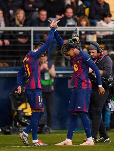 亚马尔破门+造红牌，巴萨2-0送黄潜主场首败，8连胜领跑积分榜