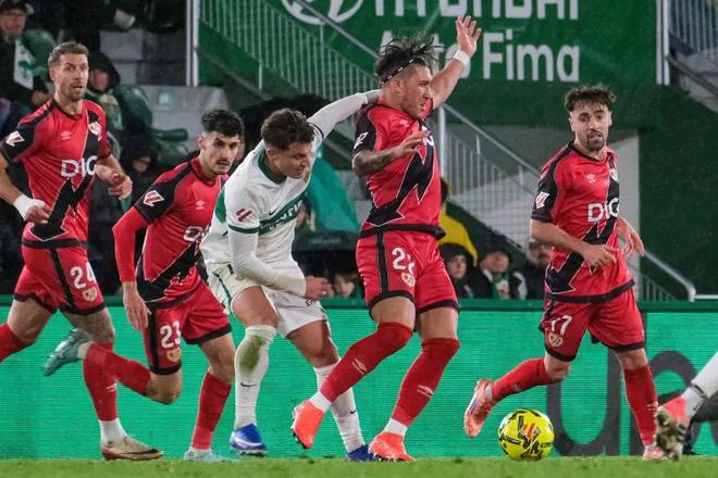 埃尔切中场小雷东多骂对手“你妈是妓女”，被红牌罚下