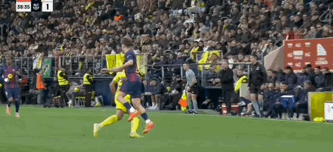 亚马尔遭韦加背后凶狠放铲时，拉波尔塔在看台上非常愤怒