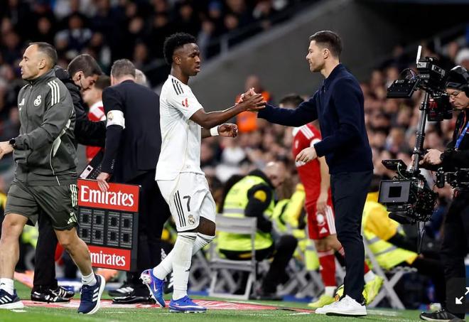 阿斯：阿隆索以其人之道还治其人之身，未维护遭嘘的维尼修斯