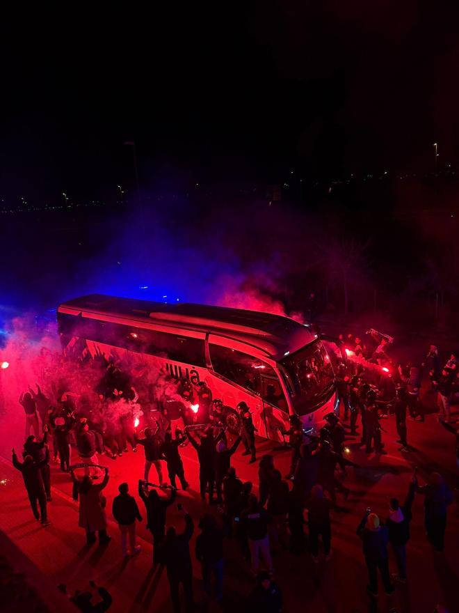 盛大迎接，150名西班牙人球迷凌晨用烟火与歌声欢迎球队凯旋