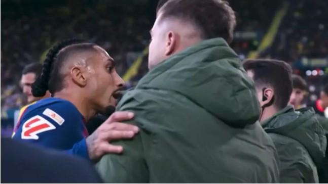 每体：拉菲尼亚是巴萨场上的领袖，会安慰队友或帮他们出头