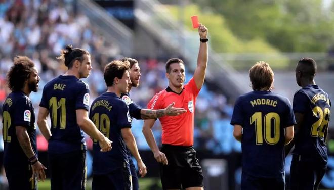 西甲前裁判：因罚下C罗被足协人员警告，之后两年没吹皇马比赛