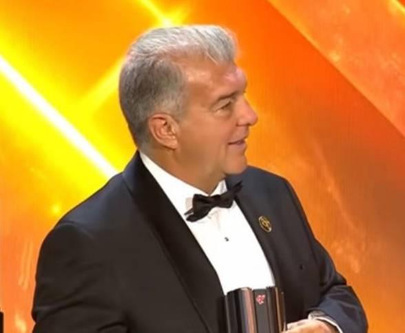 弗里克当选环足奖2025年西甲最佳教练奖，奖杯由拉波尔塔代领