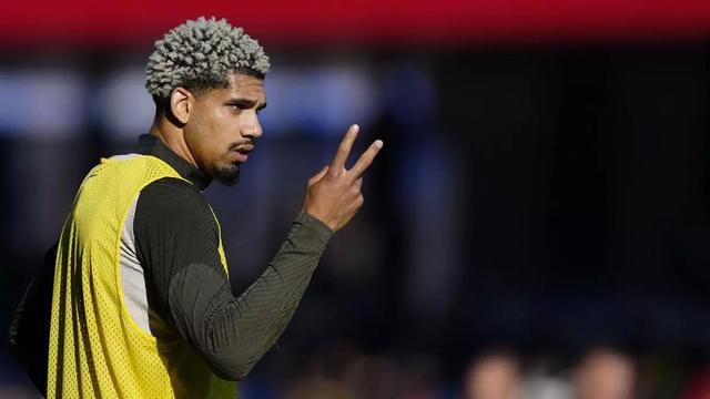 每体：阿劳霍已经回到巴塞罗那，周一将参加球队合练