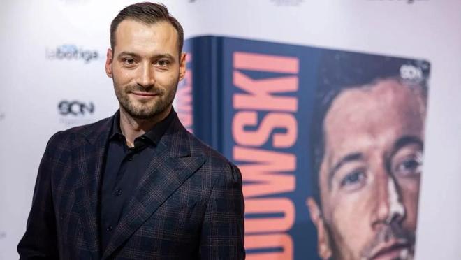 传记作者：莱万曾说不去巴萨会后悔；滕森拒绝上场一事是真的