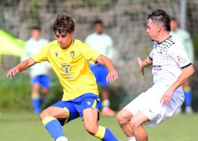 阿斯：皇马签下西班牙U18国脚、加的斯17岁右后卫吉列-冈萨雷斯