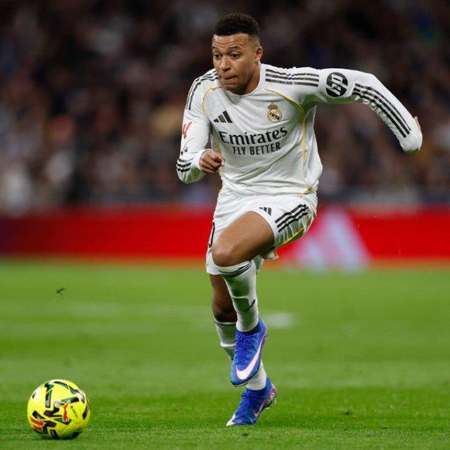 皇马确认姆总左膝扭伤，无缘西超杯