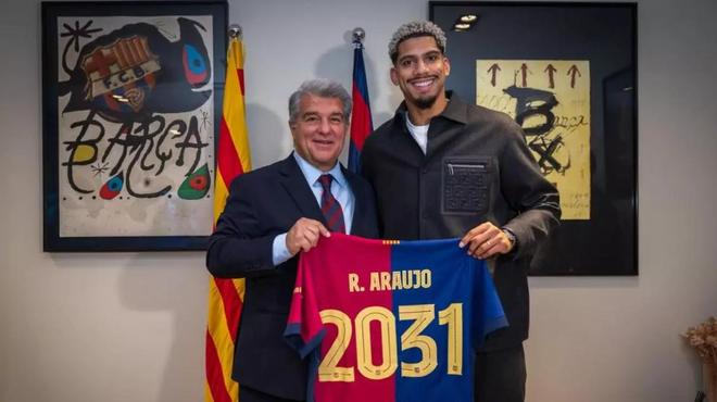 每体：阿劳霍归队后的首次训练感觉良好，巴萨不给他任何压力