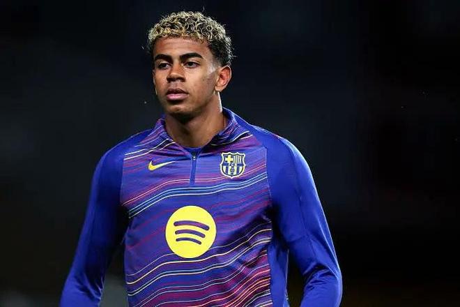 跟队：亚马尔因身体不适缺席巴萨训练，但预计能出战加泰德比