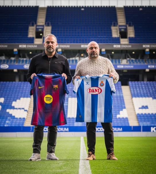 传统环节，加泰德比前弗里克与西人主帅马诺洛举球衣合影