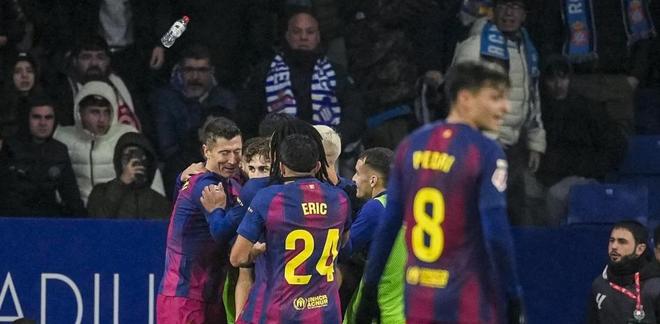 世体：西班牙人球迷在球员通道投掷水瓶，可能被罚关闭看台