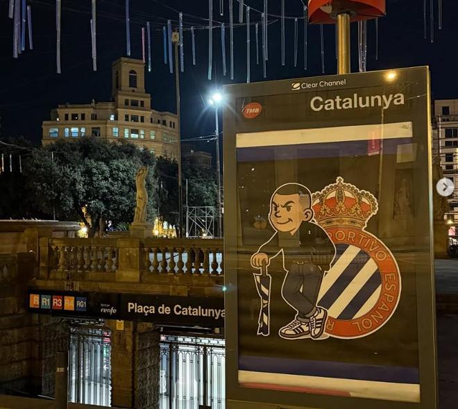 攻占巴塞罗那？西班牙人球迷在全城公交车站张贴近200张海报