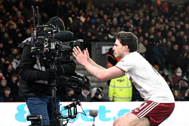 赖斯枪手生涯第二次梅开二度，上一次是欧冠对皇马任意球双响