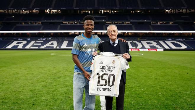 收获西甲生涯第150场胜利，维尼修斯获赠纪念球衣