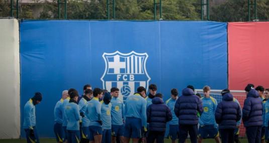 每体：巴萨将在周一前往沙特，阿劳霍可能会随队