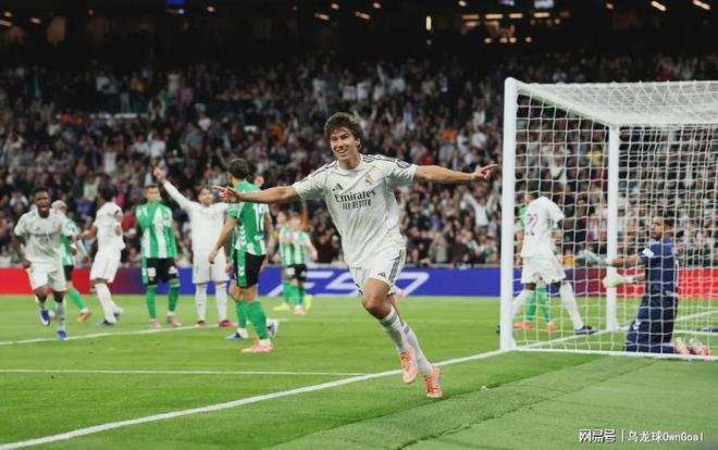 西甲首球+完美帽子戏法，皇马轰5球大胜，落后榜首巴萨4分