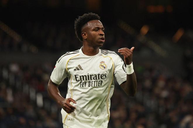 进球荒持续，维尼修斯遭嘘声；阿隆索力挺：“他仍是关键先生”