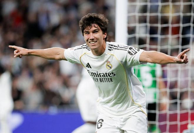 21岁超星帽子戏法，一战比肩两大传奇，皇马5-1复仇贝蒂斯夺4连胜