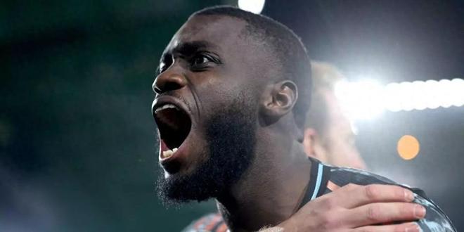 乌帕梅卡诺或将留队！拜仁接近与其续约，巴萨皇马引援希望落空