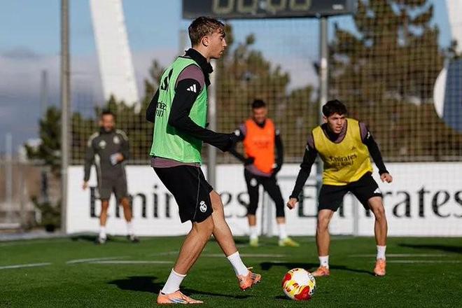 科贝：姆巴佩今天在室内训练，赫伊森和卡瓦哈尔参加完整合练