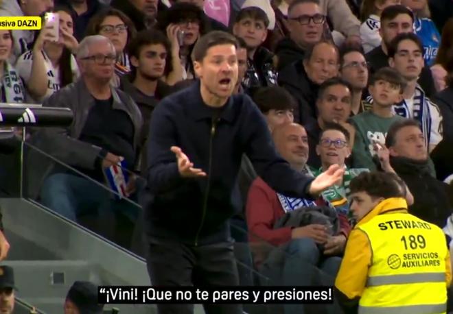 对阵贝蒂斯比赛中，阿隆索场边高声要求维尼修斯提升逼抢强度