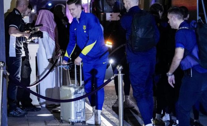 世体：特狮的伤和之前的背伤无关，伤势不严重但无法完成训练