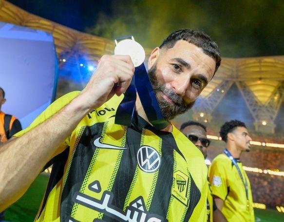 马卡：本泽马将现场观战西超杯决赛，还将拜访皇马下榻酒店