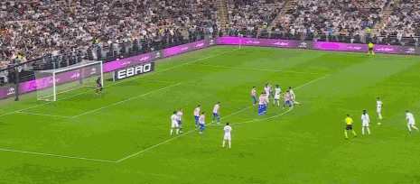 半场：皇马1-0马竞，巴尔韦德任意球世界波，罗德里戈失良机