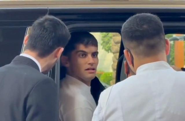 记者：弗里克取消了巴萨今天的训练，球员们前往吉达观光