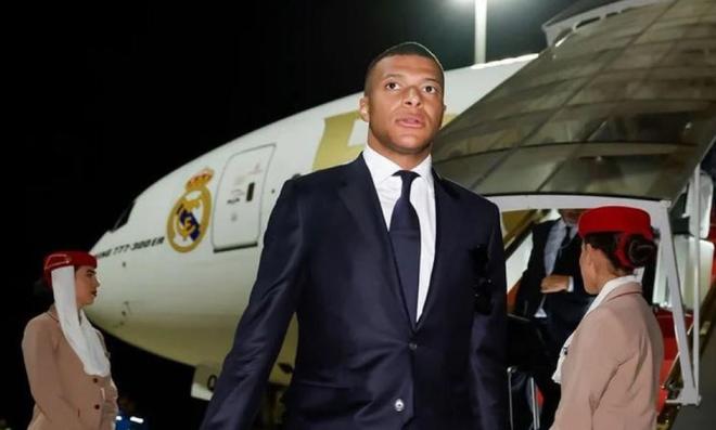 记者：姆巴佩已飞往沙特与皇马会合，这些天他一直努力训练