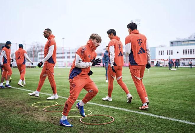 拜仁队刊：伦纳特-卡尔的护腿板印有梅西伯纳乌晒球衣的照片