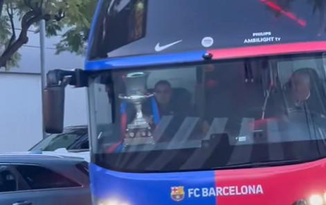 载誉归来，西超杯冠军奖杯已随队抵达巴塞罗那