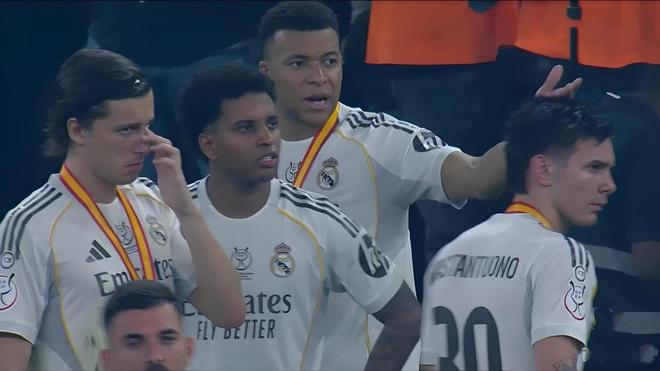 皇马、巴萨，到底谁吃亏？知名裁判发声：3个镜头，一目了然