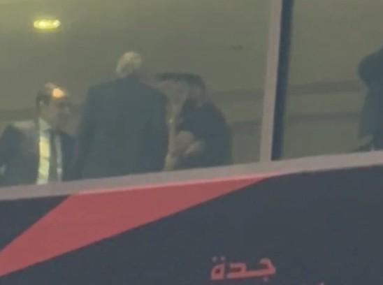 心系老东家，本泽马现场观战皇马与巴萨的西超杯决赛