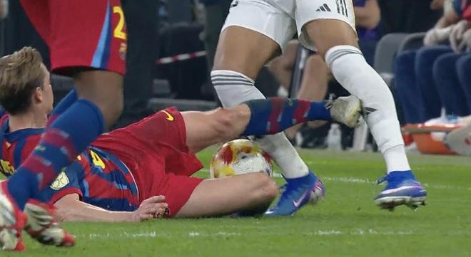 德容是第65位西班牙国家德比染红球员，其中巴萨29人皇马36人